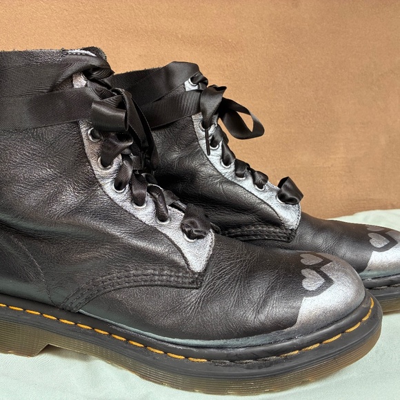 🖤 LUV @ 1ST SIGHT 🖤 Custom Hand Painted Doc Martens - Picture 6 of 10